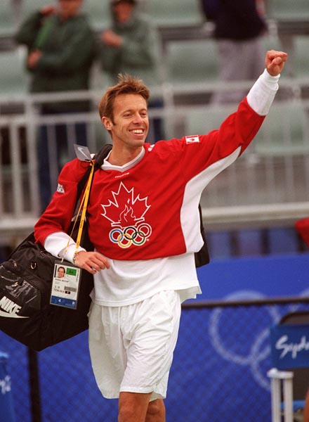 Canada's Daniel Nestor salutes the crowd after a tennis match at the Sydney 2000 Olympic Games(CP PHOTO/ COA)