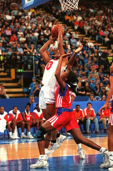 Canada's Tammy Sutton-Brown attempts a lay-up during a women's basketball game at the Sydney 2000 Olympic Games(CP PHOTO/ COA)