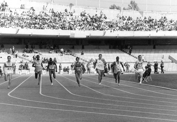 Harry Jerome (No 171) du Canada participe  une preuve d'athltisme aux Jeux olympiques de Tokyo de 1964. (Photo PC/AOC)