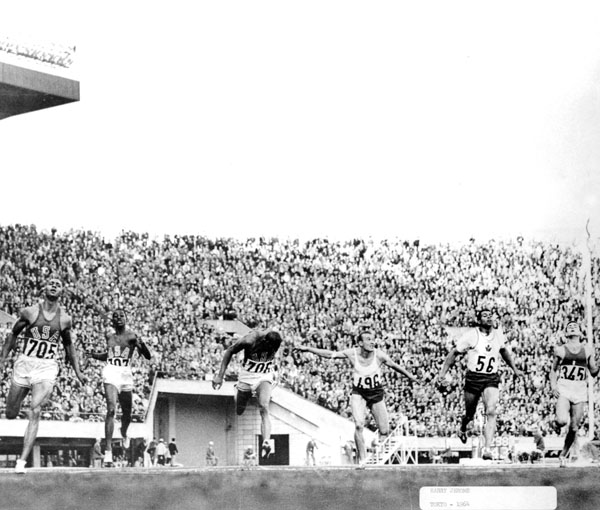 Harry Jerome (No 56) du Canada participe  une preuve d'athltisme aux Jeux olympiques de Tokyo de 1964. (Photo PC/AOC)
