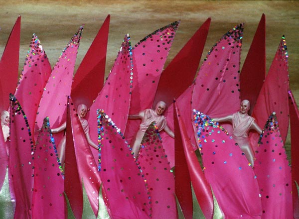 Performers perform a dance for the opening ceremonies of the 2000 Sydney Olympic Games. (CP Photo/ COA)