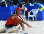 John Child du Canada participe  une preuve de volleyball de plage aux Jeux olympiques de Sydney de 2000. (Photo PC/AOC)