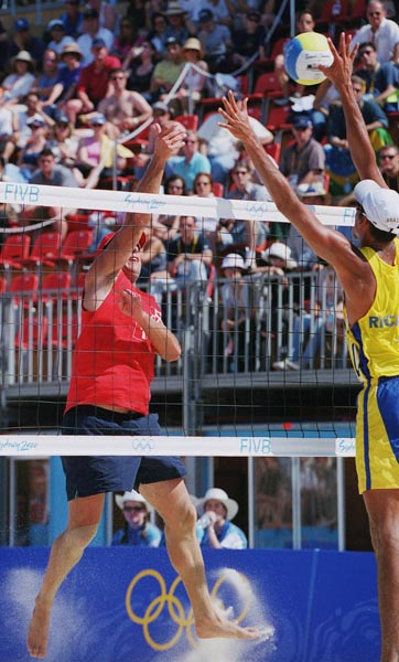 Mark Heese du Canada participe  l'preuve du  volleyball de plage aux Jeux olympiques de Sydney de 2000. (Photo PC/AOC)