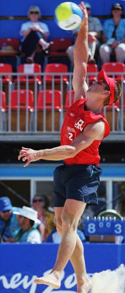 Mark Heese du Canada participe  l'preuve de volleyball de plage aux Jeux olympiques de Sydney de 2000. (Photo PC/AOC)
