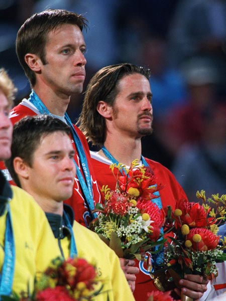 Daniel Nestor (gauche) et Sbastien Lareau du Canada sur le podium aprs avoir gagn une mdaille d'or au tennis en double aux Jeux olympiques de Sydney de 2000. (Photo PC/AOC/Mike Ridewood)