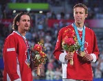 Daniel Nestor ( gauche) et Sbastien Lareau du Canada clbrent aprs avoir gagn une mdaille d'or au tennis en double lors des Jeux olympiques de Sydney de 2000. (Photo PC/AOC)