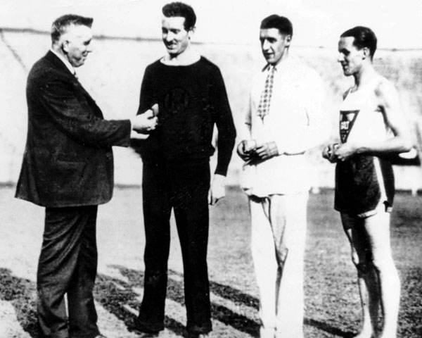 Francis Amyot (deuxime  gauche) du Canada reoit sa mdaille d'or pour l'preuve du 1000 m en canotage aux Jeux olympiques de Berlin de 1936. (Photo PC/AOC)