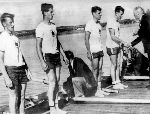 L'quipe du quatre d'aviron sans barreur du Canada clbre aprs avoir remport la mdaille d'or aux Jeux olympiques de Melbourne de 1956. (Photo PC/AOC)