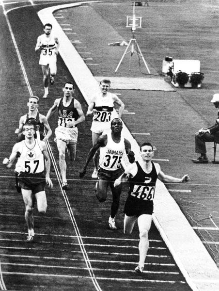 Bill Crothers du Canada (57) participe au 800 m et remporte une mdaille d'argent en athltisme aux Jeux olympiques de Tokyo de 1964. (Photo PC/AOC)