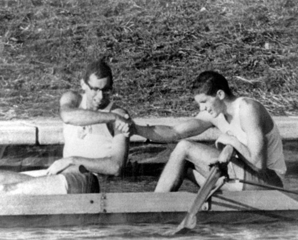Roger Jackson ( droite) et George Hungerford du Canada clbrent leur mdaille d'or remporte en aviron aux Jeux olympiques de Tokyo de 1964. (Photo PC/AOC)