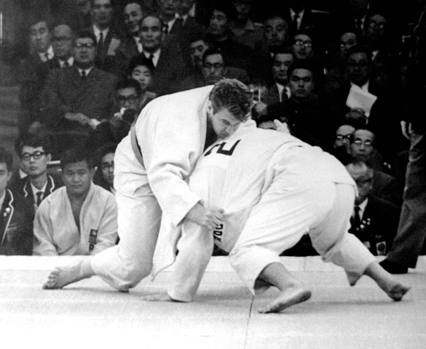 Doug Rogers du Canada participe  une preuve de judo et remporte la mdaille d'argent dans la catgorie des plus de 80 kg aux Jeux olympiques de Tokyo de 1964. (Photo PC/AOC)