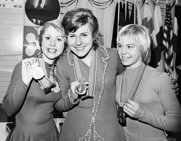 Karen Magnussen du Canada ( gauche) clbre sa mdaille d'argent remporte en patinage artistique aux Jeux olympiques d'hiver de Sapporo de 1972. (Photo PC/AOC)