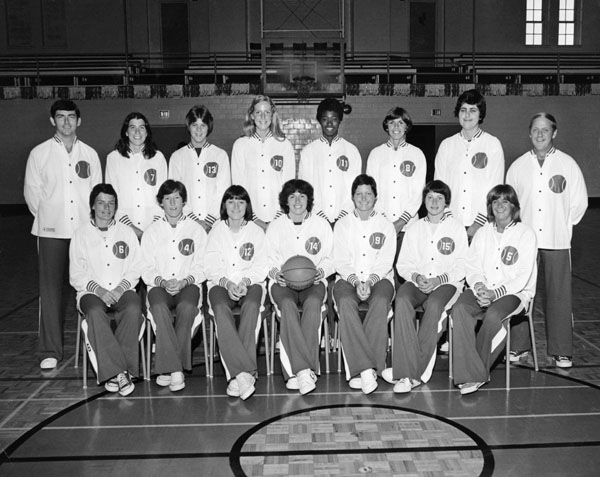 L'quipe fminine de basketball du Canada participe aux Jeux olympiques de Montral de 1976. (Photo PC/AOC)