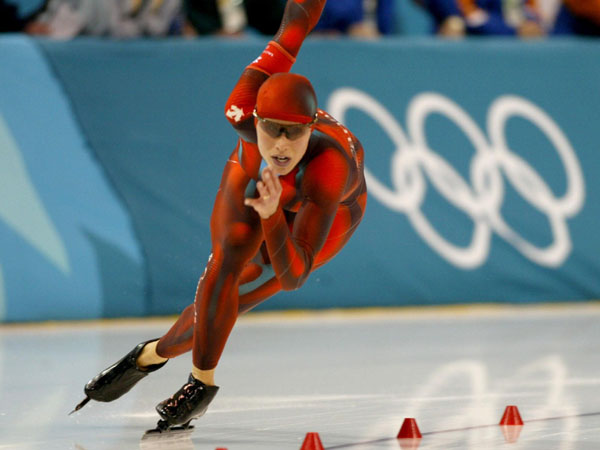 Catriona Le May Doan of Calgary rounds the corner on her way to an Olympic record of 37.30 in the 500 metres speed skating race at the Winter Olympics in Salt Lake City, Wed., Feb. 13, 2002.  The 500 metres continues with a final  race Thursday. (CP Photo