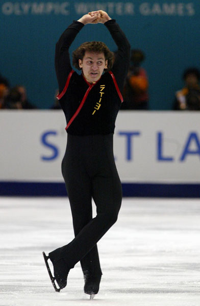 Le patineur artistique canadien, Elvis Stojko, excute une vrille lors du programme court de l'preuve masculine de patinage artistique, le mardi 12 fvrier, aux Jeux olympiques d'hiver de Salt Lake City de 2002. (Photo PC/AOC - Andr Forget)