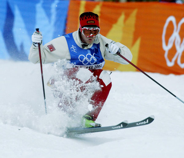 Ryan Johnson of Kimberley, B.C., skis to a seventh place in the men's moguls at the Winter Olympics in Deer Valley, Utah, Tues. Feb. 12, 2002. (CP Photo/COA/Mike Ridewood)