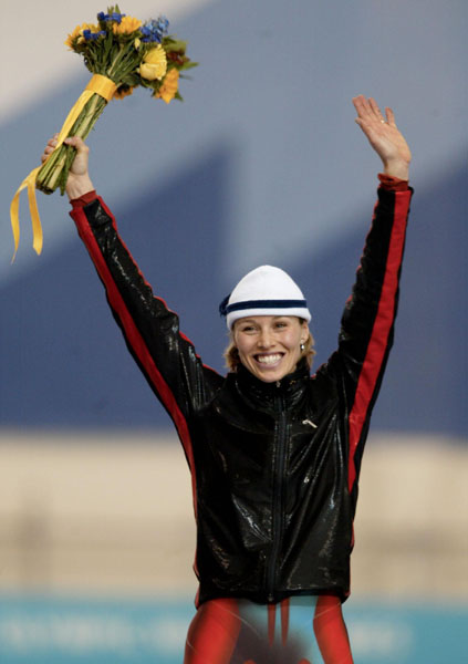 Catriona Le May Doan of Saskatoon waves to the crowd at the flower ceremony after her gold medal victory in the women's 500 metre speed skating event at the Winter Olympics in Salt Lake City, Thurs., Feb. 14, 2002. (CP Photo/COA/Mike Ridewood)