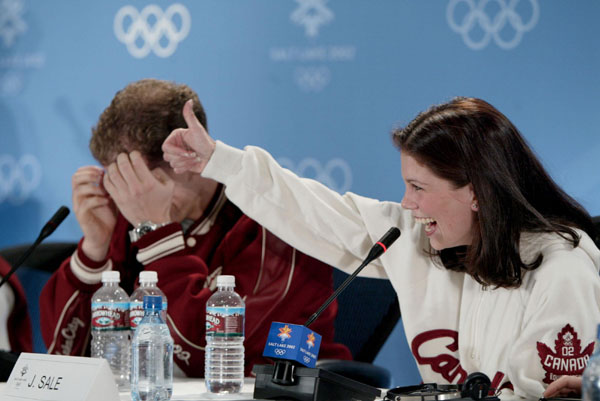 Le couple canadien de patinage artistique, David Pelletier ( gauche) et Jamie Sal, rpond aux journalistes, lors de la confrence de presse qui a suivi l'annonce de leur mdaille d'or, le vendredi 15 fvrier 2002 aux Jeux olympiques d'hiver de Salt Lake
