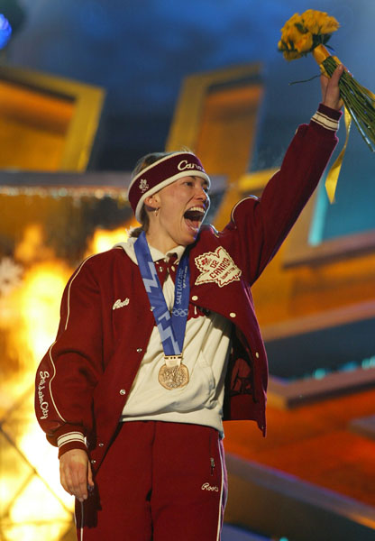 Canadian Beckie Scott salutes the crowd after receiveing her bronze medal for Cross Country 2 x 5 km pursuit in Salt Lake City, Utah Friday Feb. 15, at the 2002 Winter Olympic Games. (CP Photo/COA/Andre Forget)