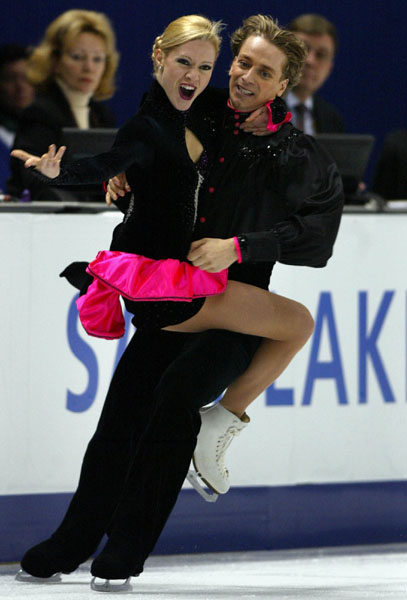 Canadians Shae-Lynn Bourne and Victor Kraatz are all smiles as they skate past judges during their Ice Dancing Original Dance in Salt Lake City Sunday Feb. 17, at the 2002 Winter Olympic Games.  (CP Photo/COA/Andre Forget)