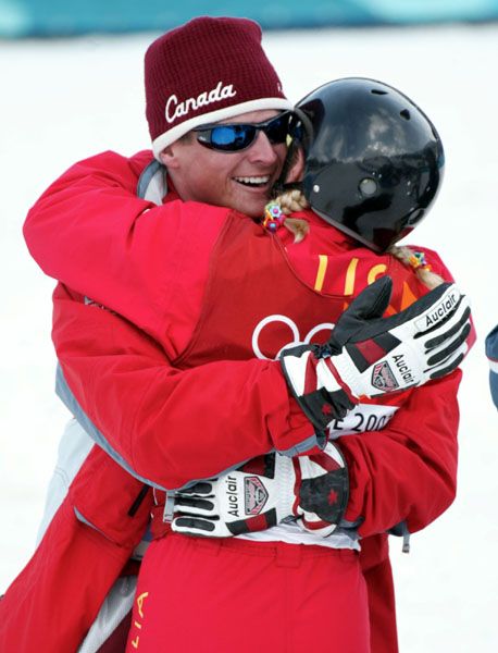 Canadian team aerialist Steve Omischl of North Bay congratulates his girlfriend Alisa Camplin of Australia after she won the gold medal in women's aerials at Deer Valley, Utah during the Winter Olympics, Mon., Feb. 18, 2002.  (CP PHOTO/COA/Mike Ridewood)