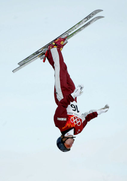 Andy Capicik de Vancouver effectue un saut lors de la finale du ski acrobatique aux Jeux olympiques d'hiver de Salt Lake City, le 19 fvrier 2002. Capicik a termin huitime. (Photo PC/AOC - Mike Ridewood)