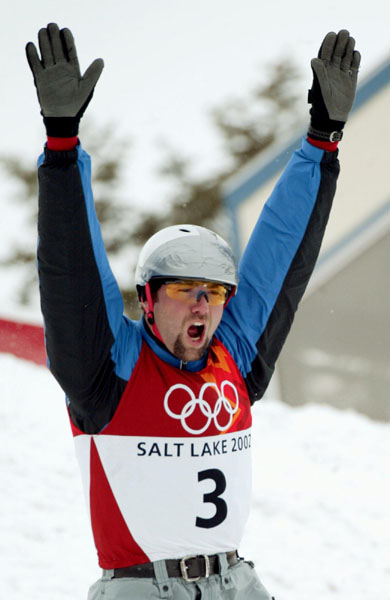 Alez Valenta de la Rpublique tchque clbre le premier triple saut avec quintuple vrille en comptition lors de la finale du ski acrobatique aux Jeux olympiques d'hiver de Salt Lake City, le 19 fvrier 2002. Valenta a remport la mdaille d'or.  (Photo