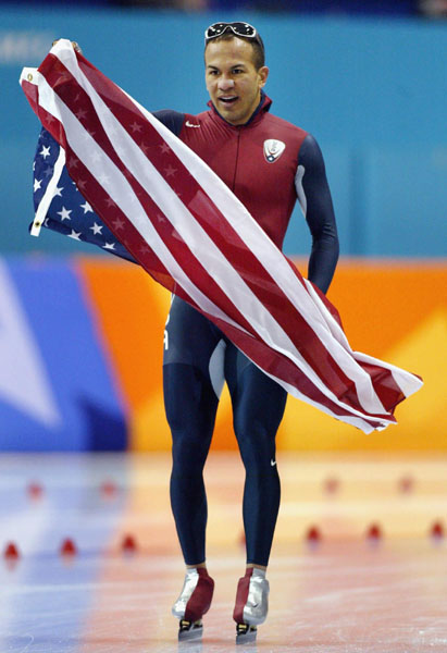 Derek Parra of the USA holds his counrties flag after setting the World Record time of 1:43.95 during the  Men's 1500 metre Tuesday Feb. 19, 2002 at the 2002 Winter Olympic Games in Salt Lake City. (CP Photo/COA/Andre Forget)