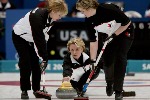 La capitaine canadienne Kelley Law effectue un lancer tandis que les balayeuses Diane Nelson ( droite) et Georgina Wheatcroft prennent position au cours du tournoi de curling comptant pour la mdaille de bronze, remporte par le Canada avec un score de 9