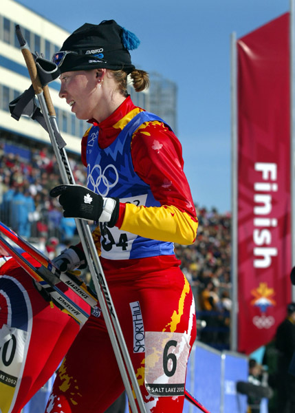 La fondeuse canadienne Beckie Scott porte ses skis aprs avoir termin le relais fminin 4 X 5 kms  Soldier Hollow, le jeudi 21 fvrier 2002, aux Jeux olympiques d'hiver de Salt Lake City. L'quipe canadienne a fini huitime sur treize. (PHOTO PC/AOC/And