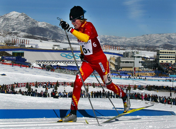 La fondeuse canadienne Sara Renner participe  la premire manche du relais fminin 4 X 5 kms  Soldier Hollow, le jeudi 21 fvrier 2002, aux Jeux olympiques d'hiver de Salt Lake City. (PHOTO PC/AOC/Andr Forget)