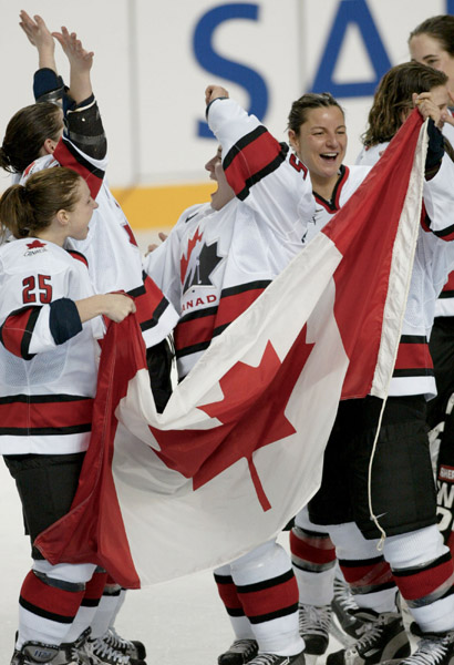 Les membres de l'quipe fminine de hockey du Canada incluant Dana Antal (25) clbrent leur mdaille d'or remporte face aux Etats-Unis avec un score de 3 - 2, le jeudi 21 fvrier 2002, aux Jeux olympiques d'hiver de Salt Lake City. (PHOTO PC/AOC/Mike Ri