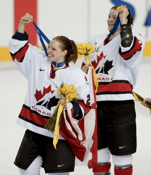 Deux membres de l'quipe fminine de hockey du Canada arborent leur mdaille d'or aprs avoir remport la victoire sur l'quipe des tats-Unis avec un score de 3 - 2, le jeudi 21 fvrier 2002, aux Jeux olympiques d'hiver de Salt Lake City. (PHOTO PC/AOC/M