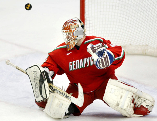 Le gardien de l'quipe de la Bilorussie  Sergei Shabanov ne peut retrouver la rondelle aprs avoir bloqu le but de l'quipe du Canada au cours du match de hockey, le vendredi 22 fvrier, aux Jeux olympiques d'hiver de Salt Lake City. L'quipe du Canada
