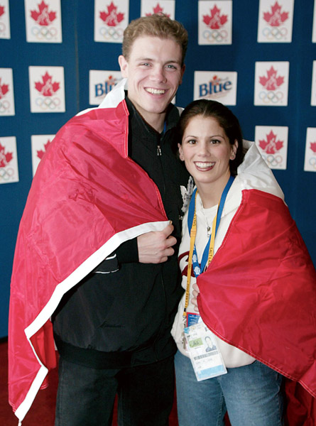 Le couple de patinage artistique Jamie Sal et David Pelletier pose pour la photo aprs l'annonce de leur slection de porteurs du drapeau canadien  la crmonie de clture des Jeux olympiques d'hiver de Salt Lake City, Utah, le samedi 23 fvrier 2002. (