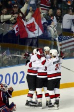 Les Canadiens Mario Lemieux (66), Paul Kariya (au centre), Simon Gagn (21), Steve Yzerman (19) et Rob Blake (4) clbrent la mdaille d'or remporte par leur quipe masculine de hockey avec un score de 5 - 2 gagn en finale par le Canada sur les tats-Un