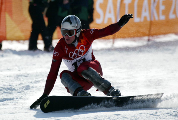 Jasey-Jay Anderson races down the slalom course during the men's parallel giant slalom qualifications in Park City, Utah, Thursday Feb. 14, at the 2002 Olympic Winter Games in Salt Lake City. Anderson failed to qualify. (CP PHOTO/COA/Andre Forget).