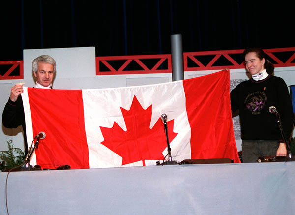 Sylvie Daigle et Walter Sieber du Canada soulvent le drapeau du Canada aux Jeux olympiques d'hiver d'Albertville de 1992. (Photo PC/AOC)