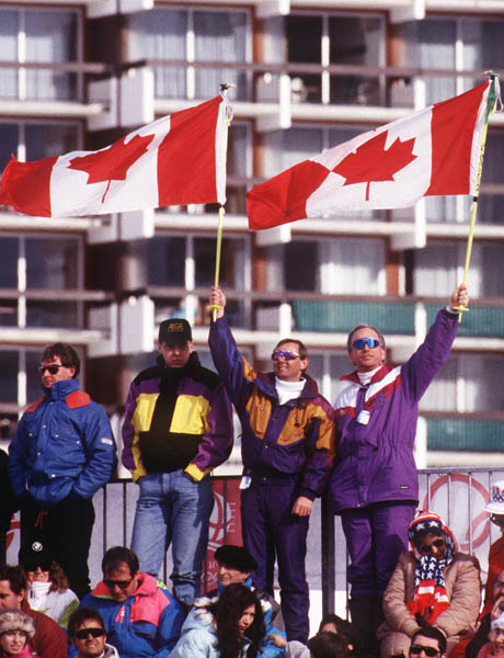 Des partisans du Canada dans la foule agitent l'unifoli aux Jeux olympiques d'hiver d'Albertville de 1992. (Photo PC/AOC)