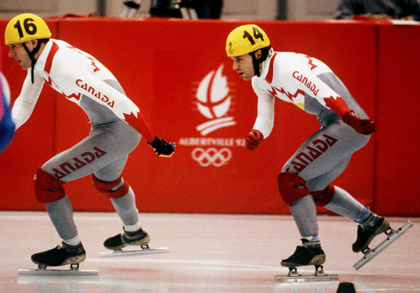 Mark Lackie ( gauche) et Michel Daigneault du Canada participent  une preuve de patinage vitesse courte piste aux Jeux olympiques d'hiver d'Albertville de 1992. (Photo PC/AOC)