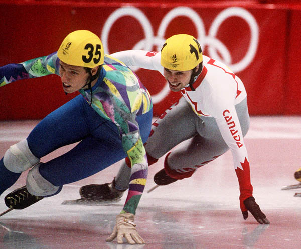 Michel Daigneault ( droite) du Canada participe  une preuve de patinage de vitesse courte piste aux Jeux olympiques d'hiver d'Albertville de 1992. (Photo PC/AOC)