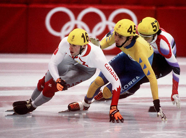 Mark Lackie ( gauche) du Canada participe  une preuve de patinage de vitesse courte piste aux Jeux olympiques d'hiver d'Albertville de 1992. (Photo PC/AOC)