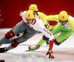 Frederic Blackburn ( gauche) et Mark Lackie du Canada participent  une preuve de patinage de vitesse courte piste aux Jeux olympiques d'hiver d'Albertville de 1992. (Photo PC/AOC)
