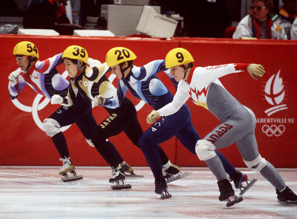 Annie Perreault ( droite) du Canada participe  une preuve de patinage de vitesse courte piste aux Jeux olympiques d'hiver d'Albertville de 1992. (Photo PC/AOC)