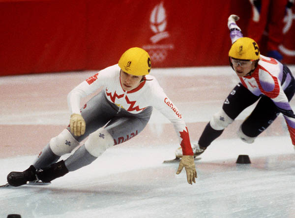 Annie Perreault ( gauche) du Canada participe  une preuve de patinage de vitesse courte piste aux Jeux olympiques d'hiver d'Albertville de 1992. (Photo PC/AOC)
