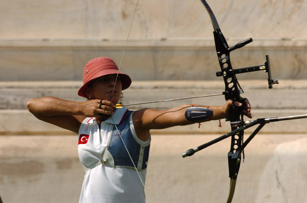 Marie-Pier Beaudet du Canada se concentre sur sa cible lors de la premire ronde de l'preuve de tir  l'arc chez les femmes aux Jeux olympiques au stade Panathinaiko  Athnes le dimanche 15 aot 2004.(CP PHOTO/COC-Andre Forget)