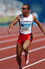 Le sprinter canadien Nicolas Macrozonaris de Laval, Qubec, regarde son temps lors de la ronde de qualification au 100 m aux Jeux olympiques d't  Athnes le samedi 21 aot 2004. Macrozonaris a franchi la ligne d'arrive avec un chrono de 10.40 qui lui permet d'avancer.  (CP PHOTO/COCAndre Forget)