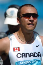 Le sprinter canadien Nicolas Macrozonaris de Laval, Qubec, regarde son temps lors de la ronde de qualification au 100 m aux Jeux olympiques d't  Athnes le samedi 21 aot 2004. Macrozonaris a franchi la ligne d'arrive avec un chrono de 10.40 qui lui permet d'avancer.  (CP PHOTO/COCAndre Forget)