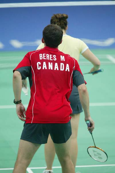 Le canadien Mike Beres de Mt. Pleasant, Ontario, garde ses yeux sur le moineau lors d'une sance d'entranement de badminton pour les Jeux olympiques d't  Athnes, Grce, le mardi 10 aot 2004.(CP PHOTO/COC/Andre Forget)