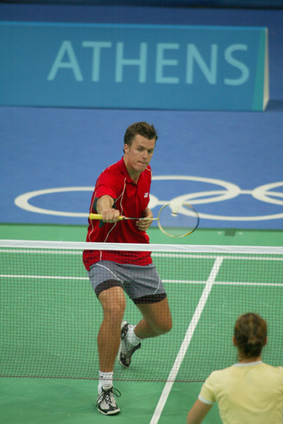 Philippe Bourret de Montral, Qubec, frappe le moineau lors d'une sance d'entranement au badminton pour les Jeux olympiques d't  Athnes, Grce, le mardi 10 aot 2004. (CP PHOTO/COC-Mike Ridewood)